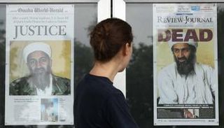 امرأة تطالع صحفا تتحدث عن مقتل زعيم تنظيم القاعدة السابق أسامة بن لادن