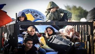 عائلات فلسطينية تفر من خان يونس، في جنوب قطاع غزة إلى رفح