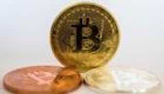 أسعار العملات الرقمية.. هبوط جماعي في الكريبتو بقيادة بيتكوين