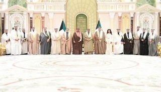 أمير الكويت مع أعضاء الحكومة