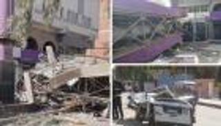 لوحة إعلانية وزنها طن تسقط بمنطقة مزدحمة في مصر (فيديو)