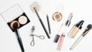 مصر.. تحذيرات من استخدام عبوات المكياج المقلدة بالأسواق