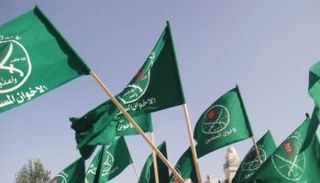 أعلام تحمل شعار تنظيم الإخوان