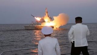 كيم جونغ أون يشهد إطلاق صاروخ باليستي - أرشيفية