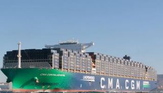 إحدى السفن التابعة لشركة شحن