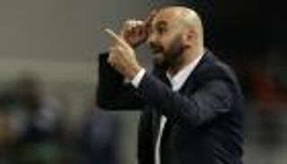 «كاف» يمنح وليد الركراكي قبلة الحياة قبل صدام المغرب مع «الأولاد»