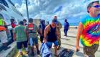 «الموجات المارقة».. جدران من الماء تغرق قاعدة عسكرية أمريكية