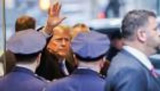 متهم بقضية تشهير.. أول ظهور لترامب منذ فوزه في نيو هامبشير