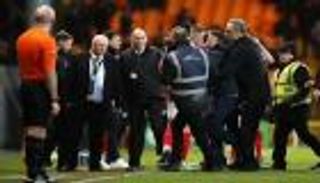 بسبب ركلة جزاء.. مشجع يطارد الحكم في الملعب (فيديو)