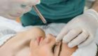 انتحل صفة طبيب تجميل ونظم دورات تعليمية.. عراقي «أمي» في قبضة الشرطة