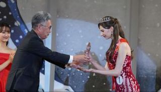 عارضة الأزياء كارولينا شينو