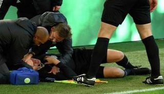 إصابة الحكم المساعد في مباراة بالدوري الألماني