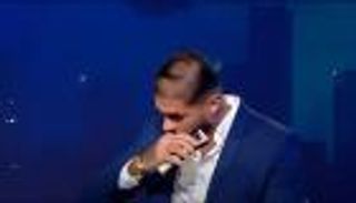 خالد سليم يقص شعره على الهواء تضامنا مع والدته المصابة بالسرطان