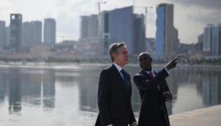 أنتوتي بلينكن إلى جانب سفير الولايات المتحدة لدى أنغولا في لواندا 