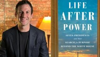 جاريد كوهين مع غلاف كتابه