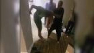 سفير جمعية لمكافحة العنف.. موسيقي شهير يضرب زميله بالحذاء (فيديو)