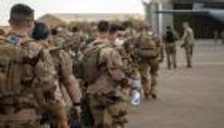 فرنسا تعيد هيكلة وجودها بأفريقيا.. خفض القوات بـ3 دول