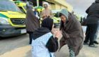 طبيبة إماراتية تخطف القلوب مع طفل فلسطيني مريض من غزة