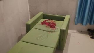 آثار دماء أحد القتلى في مستشفى 