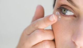 سيدة تضع عدسات لاصقة