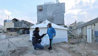 طفل يتسلم طردا غذائيا