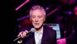 فرانكي فالي عن إجباره للصعود على المسرح: محظوظ بـ«مطاردة الموسيقى»