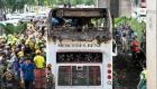 فيديو صادم.. حريق يلتهم حافلة مدرسية بعد انفجار إطارها