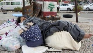 فتاة نازحة تنام على الرصيف في وسط بيروت