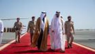 ولي عهد أبوظبي يصل إلى قطر في مستهل زيارة رسمية