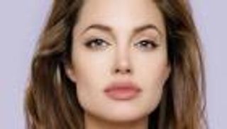 أنجلينا جولي توقع على بوستر فيلم "Mr & Mrs Smith" متجاهلةً صورة براد بيت