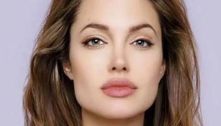 أنجلينا جولي توقع على بوستر فيلم