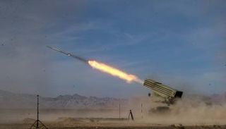 عملية إطلاق صاروخ خلال مناورة عسكرية سابقة في إيران