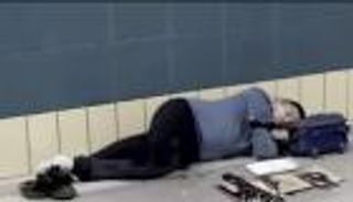 طفل يبيع «السبح» يثير موجة من التعاطف في مصر.. وتحرك رسمي