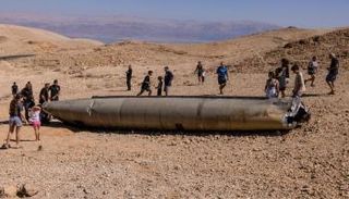 بقايا أحد الصواريخ التي أطلقتها إيران على إسرائيل