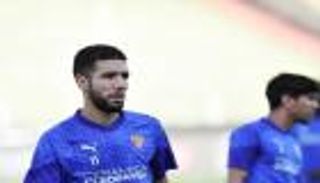 اتهامات وتحقيق.. قندوسي بطل أزمة عاصفة في الأهلي المصري