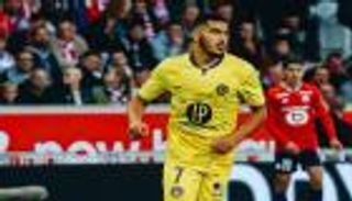 يحدث في الدوري الفرنسي.. هدف مغربي يؤدي لإصابة مدرب (فيديو)