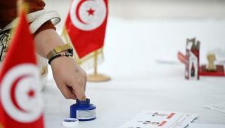 ناخبة تونسية خلال عملية الإدلاء بصوتها في الانتخابات الرئاسية