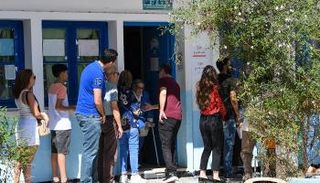 ناخبون في مركز اقتراع في تونس