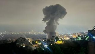 دخان يتصاعد من بيروت جراء الغارات الإسرائيلية