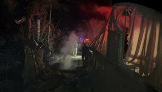 فلسطينيون يتفقدون موقعًا بعد غارات إسرائيلية