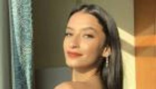 أميرة أديب تضع جمهورها في حيرة.. صورة رومانسية غامضة