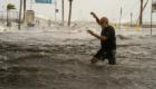 فلوريدا تستعد لـ«إعصار مرعب».. ورسالة من بايدن للسكان