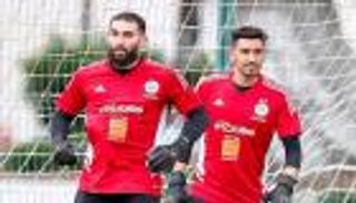 منافسة ثلاثية.. ماذا قدم حراس مرمى منتخب الجزائر في موسم 2024-2025؟
