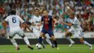 عانى مع برشلونة وشجع ريال مدريد.. مفاجأة مدوية بشأن إنييستا