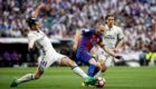 لا يحدث كل يوم.. ريال مدريد يكرم أسطورة برشلونة