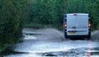 عواصف وأعاصير تضرب بريطانيا.. فيضانات واسعة وتوقف حركة المرور