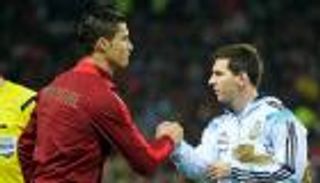 ميسي ورونالدو وصلاح الأبرز.. 10 نجوم «أحرار» في صيف 2025