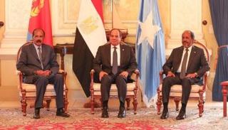عبد الفتاح السيسي يتوسط حسن شيخ محمود وأسياس أفورقي