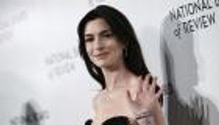 آن هاثاواي تعتذر لصحفية بعد 12 عاما.. ما القصة؟