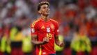 نطق اسمه بالعربية.. ميسي يفاجئ لامين يامال ونجما مغربيا (فيديو)